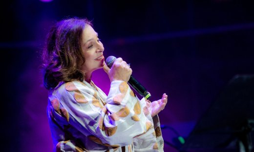 Χάρις Αλεξίου: Το στιλιστικό trick που απογειώνει κάθε της εμφάνιση – Δεν το αποχωρίζεται ποτέ!