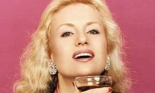 Η Βίκυ Μοσχολιού όταν έγινε διαιτητής σε ποδοσφαιρικό αγώνα – Η σπάνια φωτό πριν από 45 χρόνια!