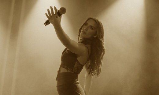 Η Ιουλία Καλλιμάνη τραγουδάει την επιτυχία του Χρήστου Αυγερινού, «Για τα μάτια του κόσμου»