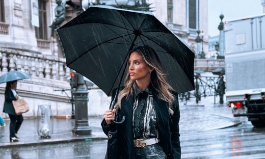 Οικονομάκου: Τα styling tips της για κομψές εμφανίσεις στη βροχή – Το look που ξεχώρισε στο Παρίσι!