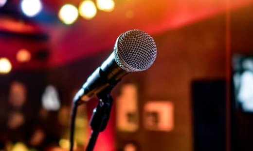 Σύζυγος τραγουδιστή παρασύρθηκε στο Κολωνάκι και ο οδηγός εξαφανίστηκε