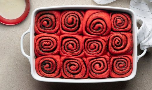 Red velvet cinnamon rolls από τον Άκη Πετρετζίκη