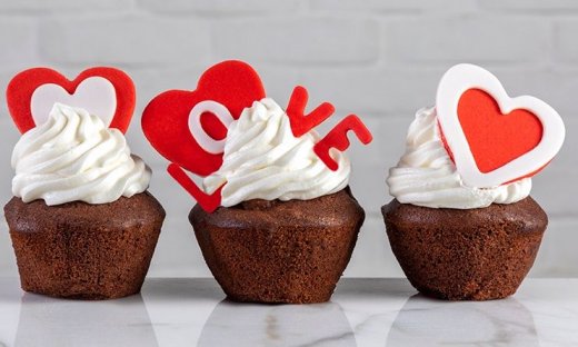 Σοκολατένια cupcakes με κομμάτια σοκολάτας από τον Άκη Πετρετζίκη