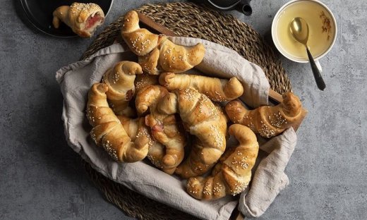 Εύκολα κρουασάν με ζαμπόν και τυρί από τον Άκη Πετρετζίκη