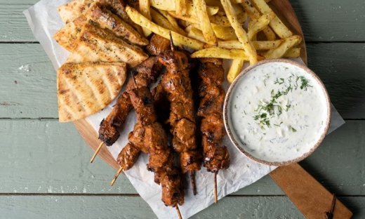 Χοιρινά σουβλάκια με πατάτες στο air fryer από τον Άκη Πετρετζίκη