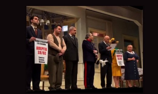 Τέμπη: Η συγκινητική χειρονομία του Λαζόπουλου σε παράσταση & η ανακοίνωση του Ορκόπουλου