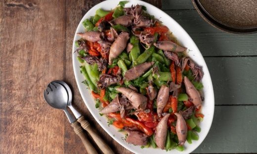 Μία διαφορετική σαλάτα με φασολάκια και καλαμαράκια από τον Άκη Πετρετζίκη