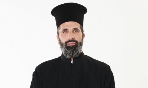 Η Γη της Ελιάς: Ο πατήρ Τιμόθεος σωριάζεται στη μέση του δρόμου