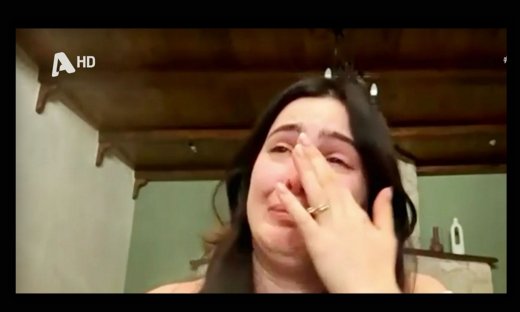 Τέμπη: Ξέσπασε σε λυγμούς – «Βλέπω εφιάλτες, ξυπνούσα & έβλεπα καπνούς στο δωμάτιο»