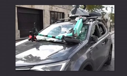 Τέμπη - Επεισόδια στο Σύνταγμα: Έσπασαν το όχημα του ΣΚΑΪ