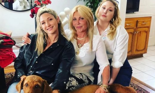 «Ούρλιαζε, έκλαιγε στον δρόμο»-Η κόρη του Ντέιβιντ Χάσελχοφ βρήκε τη μητέρα της νεκρή στο σπίτι της