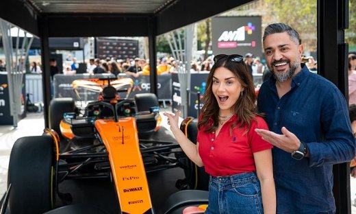 Οι διάσημοι που έσπευσαν να φωτογραφηθούν με το αγωνιστικό μονοθέσιο της McLaren