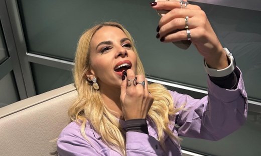 Η Τζένη Μελιτά κάνει ξανά τάση το πολύχρωμο μακιγιάζ! Το smokey eye look με παστέλ αποχρώσεις