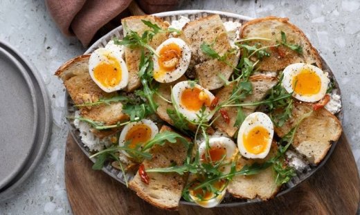 Πρωινό πλατό με αυγά, άλειμμα τυριού και αρωματικό βούτυρο από τον Άκη Πετρετζίκη