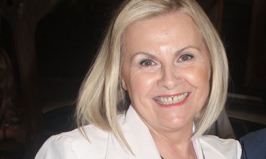 Άννα Χατζησοφιά: Το χιούμορ σώζει και είναι και άμυνα