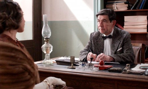 Grand Hotel: Ο αστυνόμος Κομνηνός αρχίζει να υποψιάζεται την κρυφή ταυτότητα του Ρήγα