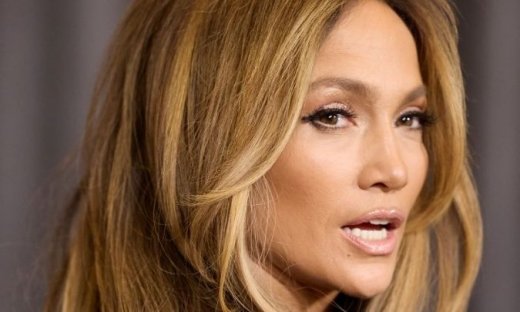 Η νέα λαμπερή εμφάνιση της Τζένιφερ Λόπεζ στο ντεμπούτο του Τζορτζ Κλούνεϊ στο Μπρόντγουεϊ