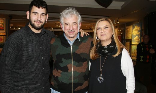 Δίκη Φιλιππίδη: Η Ελπίδα Νίνου μετά την κατάθεσή της έπεσε στην αγκαλιά του γιου της, Δημήτρη