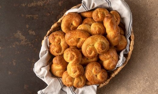 Εύκολα πασχαλινά κουλουράκια χωρίς μίξερ από τον Άκη Πετρετζίκη