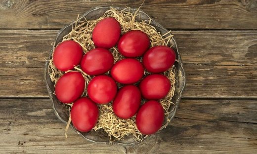 Φτιάξτε τα κόκκινα πασχαλινά αυγά σας, όπως ο Άκης Πετρετζίκης