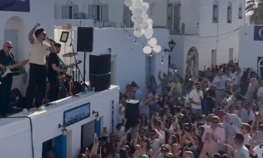 O Stan έστησε ένα μοναδικό γλέντι στο λιμανάκι της Νάουσας στην Πάρο