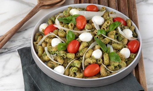 Σαλάτα ζυμαρικών με πέστο από φιστίκι Αιγίνης από τον Άκη Πετρετζίκη