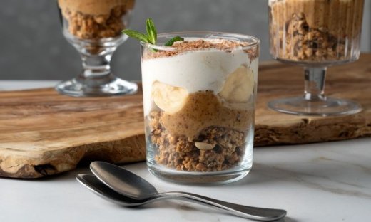Healthy ατομικά banoffee με γκρανόλα από τον Άκη Πετρετζίκη