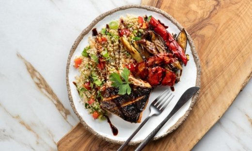 Σολομός με λαχανικά στο air fryer και πλιγούρι από τον Άκη Πετρετζίκη!