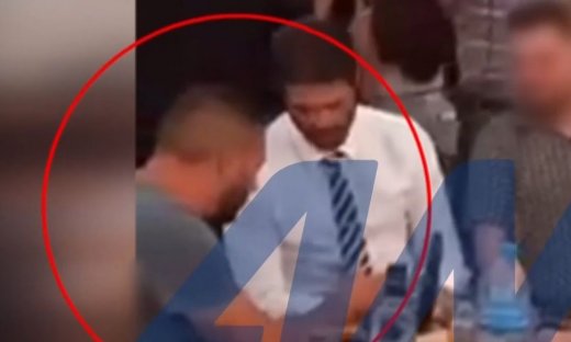 «Του φίλησε το χέρι»: Στο φως βίντεο-σοκ με τον άνδρα που έδωσε την κροτίδα στον Άρη Μουγκοπέτρο