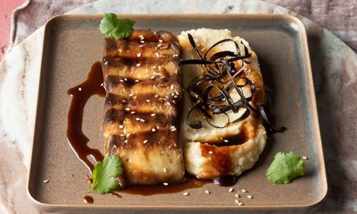 Αυτό τη συνταγή του Πετρετζίκη θα την λατρέψετε! Vegan steak από μελιτζάνα με πουρέ σελινόριζας