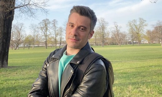 Δημήτρης Μαχαίρας: «Μέσα από την ψυχοθεραπεία έμαθα ότι δεν πρέπει να τα παίρνω όλα τόσο σοβαρά»