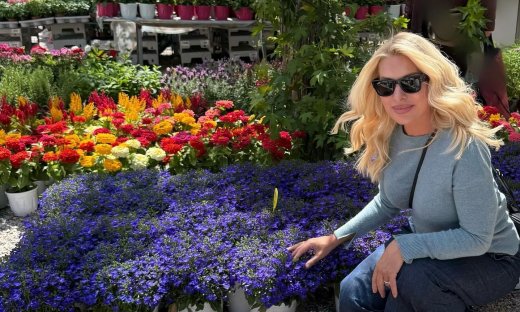 Ελένη Μενεγάκη: Στυλάτη στο ραντεβού της στην Κηφισιά - Χαμένη μέσα στα λουλούδια