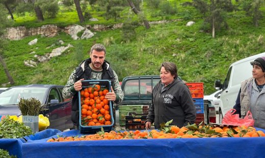 «Akis’ Food Tour»: Ο Άκης πουλάει πορτοκάλια στο Ναύπλιο και μαγειρεύει σαβόρι στο Δασκαλειό