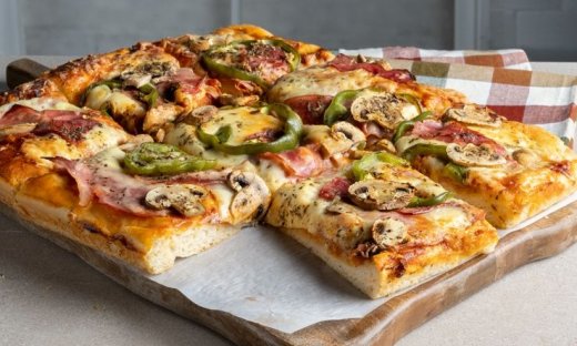Μαμαδίστικη πίτσα ταψιού από τον Άκη Πετρετζίκη!