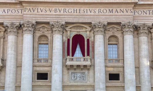 Βατικανό: Εξελέγη o νέος Πάπας – Βγήκε ο λευκός καπνός από την καμινάδα της Καπέλα Σιστίνα