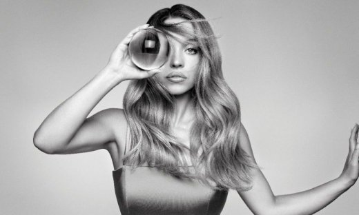 Live your Life in Gloss: Το «μυστικό» για να αποκτήσεις τα λαμπερά μαλλιά της Sydney Sweeney