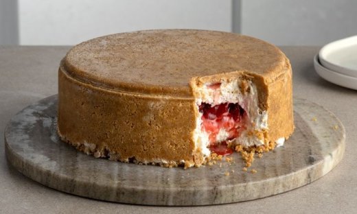 Η συνταγή του Άκη Πετρετζίκη που έγινε viral - Ανάποδο cheesecake φράουλα