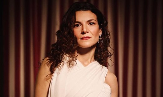 Αντιγόνη Φρυδά: «Ήμουν τρομαγμένη με την τηλεόραση – Η κόρη μου μού έμαθε πόσο όμορφη είναι η ζωή»