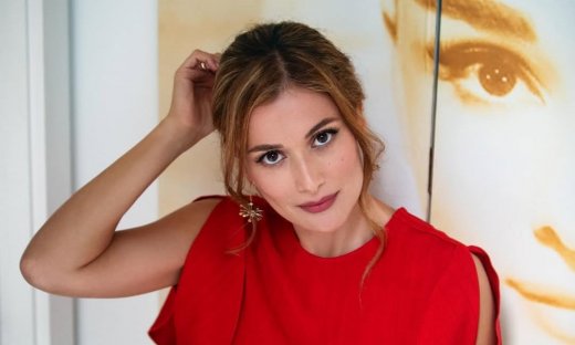 Αν δεις τη Δάφνη Αλεξάντερ δίπλα στη Στέλλα Καλλή, θα νομίζεις ότι είναι δίδυμες - Η ομοιότητα!