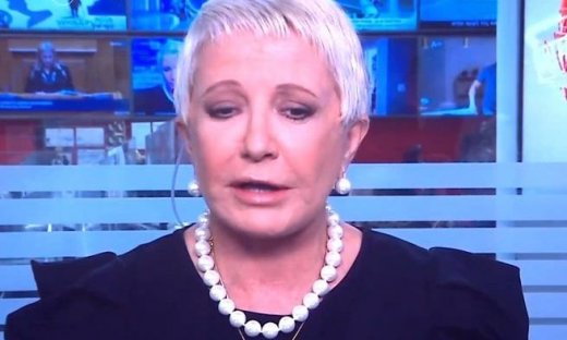 Καθηλώνει η Χριστίνα Κοραή on camera: «Κουβαλάω τη στάχτη της αδελφής μου στον σταυρό που φοράω»