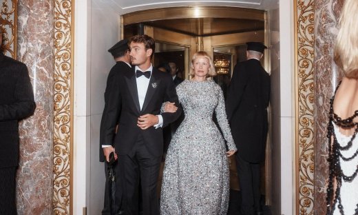 Πάμελα Άντερσον: Ποιος είναι ο κούκλος γιος της, Μπράντον Τόμας Λι που τη συνόδευσε στο Met Gala;