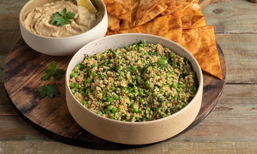 Vegan πλατό με ταμπουλέ αρακά και χούμους- Μία συνταγή του Άκη που θα λατρέψουν όλοι!