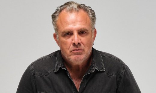 Η Γη της Ελιάς: Ο Στάθης μεταφέρεται στις φυλακές Κορυδαλλού κι εκεί γνωρίζει τον συγκρατούμενό του