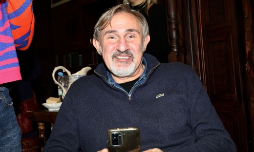 Ο Άκης Σακελλαρίου για πρώτη φορά στο θεατρικό σανίδι μετά την περιπέτεια υγείας του