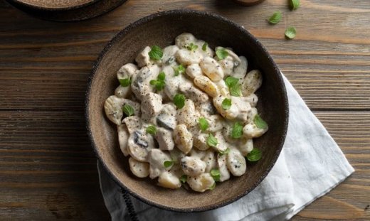 Αυτή η συνταγή του Άκη είναι όνειρο! Νιόκι με κοτόπουλο, λευκή σάλτσα και λάδι τρούφας