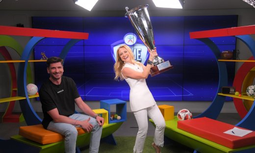 O Γιώργος Πετρέας με την κούπα του Πρωταθλητή στο ΟΠΑΠ Game Time