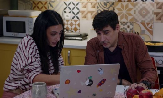 Έχω παιδιά: Ο Μιχάλης καλείται να γράψει άρθρο για την Eurovision αλλά δεν έχει ιδέα