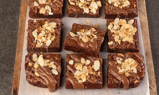 Brownies με σοκολάτα γάλακτος από τον Άκη Πετρετζίκη