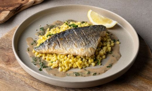 Τσιπούρα με σάλτσα λεμονιού και κουσκούς από τον Άκη Πετρετζίκη