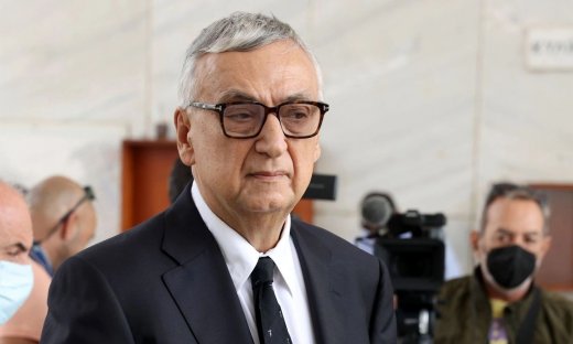 Δημήτρης Σούρας: Βαρύ το κλίμα στο εξάμηνο μνημόσυνο – Η κόρη & η σύζυγός του έκλαιγαν αγκαλιασμένες